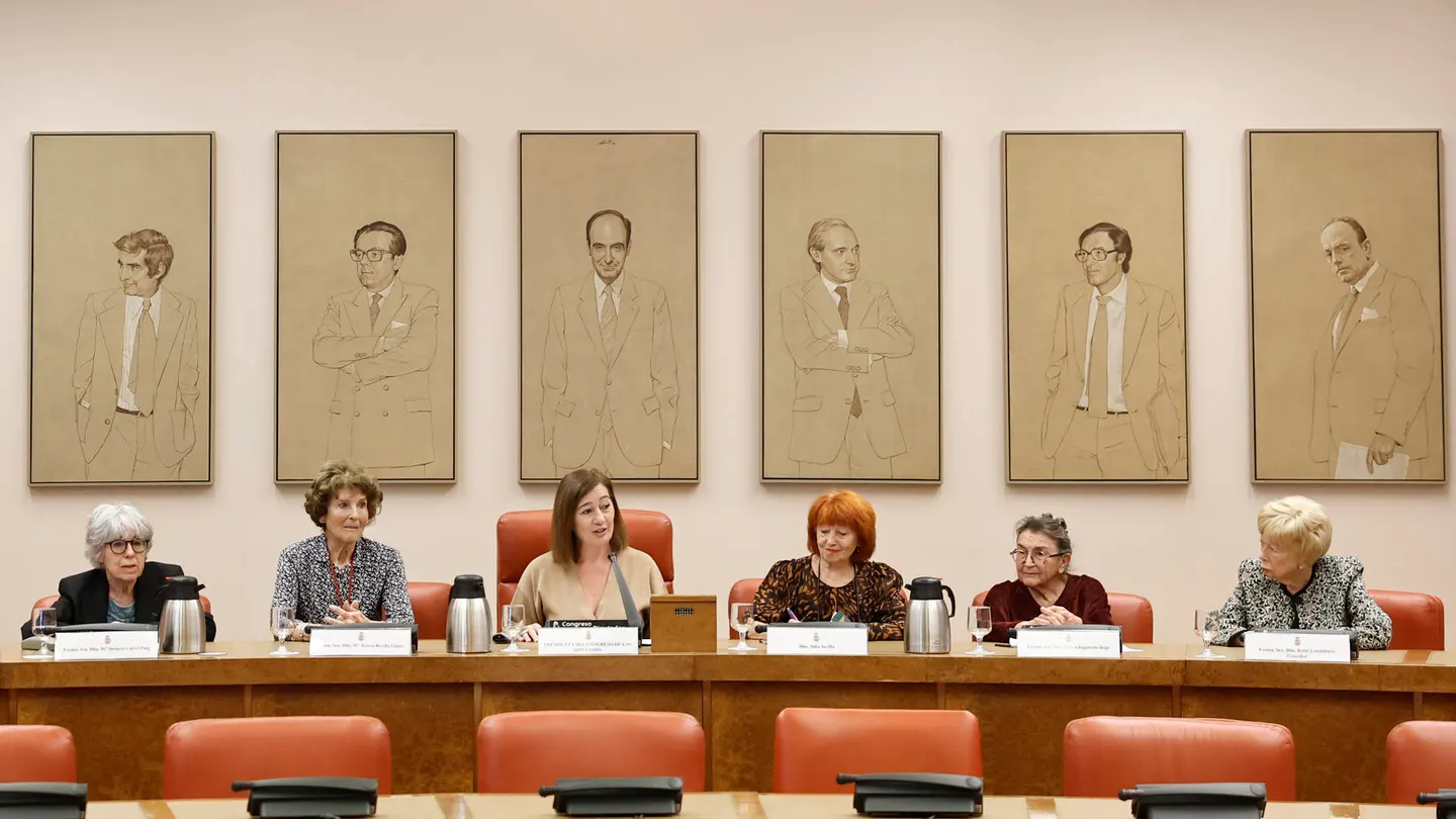 Exdiputadas y exsenadoras durante el homenaje en el Congreso Francina Armengo, presidenta del Congreso, junto a las homenajeadas