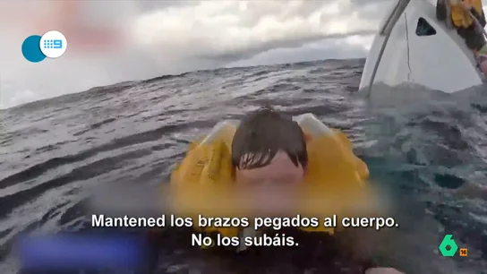 Salvan a tres pescadores después de naufragar: "Ellos se quedaron sin barco y los tiburones sin cena" Estaban participando en un concurso de pesca de tiburones cuando su barco naufragó. Esto hizo que un helicóptero tuviera que ir a su rescate para evitar ser atacados por los escualos.