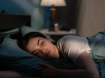 Mujer con insomnio Mujer con insomnio