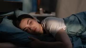 Mujer con insomnio Mujer con insomnio