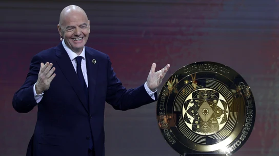 Infantino, presidente de la FIFA, junto al nuevo trofeo del Mundial de Clubes Infantino, presidente de la FIFA, junto al nuevo trofeo del Mundial de Clubes