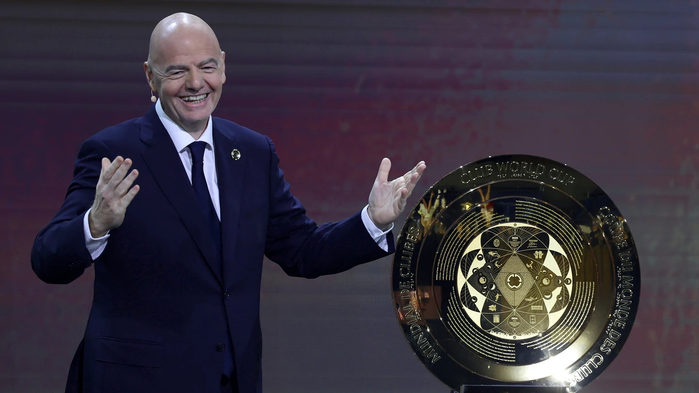 Infantino, presidente de la FIFA, junto al nuevo trofeo del Mundial de Clubes Infantino, presidente de la FIFA, junto al nuevo trofeo del Mundial de Clubes