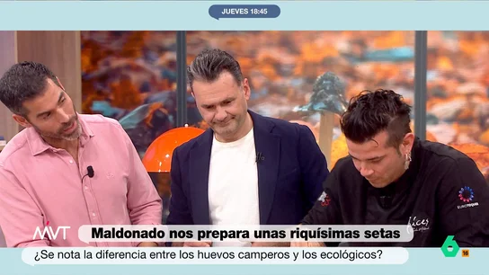 Pablo Ojeda explica por qué no son iguales los huevos ecológicos y los camperos ¿Es lo mismo un huevo ecológico que de gallinas camperas? Pablo Ojeda explica en este vídeo que, aunque "tienen los mismos nutrientes", las diferencias se notan sobre todo en "el sabor y la calidad" y desvela cuál es mejor para comprar.