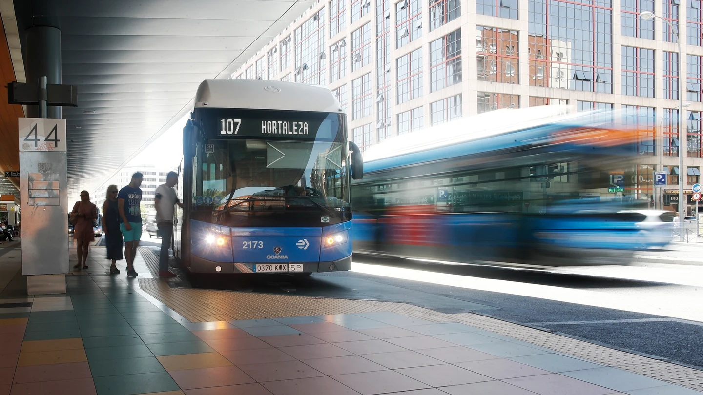 Varias personas se montan en el autobús de la EMT, línea 107, en la estación de autobuses de Plaza de Castilla. Varias personas se montan en el autobús de la EMT, línea 107, en la estación de autobuses de Plaza de Castilla.