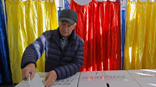 Un ciudadano vota en Rumanía Un ciudadano vota en Rumanía