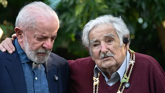 El expresidente de Uruguay, José Mujica, habla junto al presidente de Brasil, Luiz Inácio Lula da Silva, este jueves, en Montevideo (Uruguay).  El expresidente de Uruguay, José Mujica, habla junto al presidente de Brasil, Luiz Inácio Lula da Silva, este jueves, en Montevideo (Uruguay).