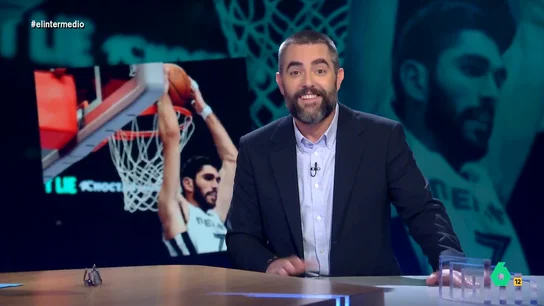 Dani Mateo desvela quién es el más perjudicado por el caso Aldama: Santi Aldama, jugador de la NBA El jugador de baloncesto explico en 'El partidazo de COPE' que algunas personas le habían confundido con el empresario Víctor de Aldama. "El otro Aldama le puede quitar el puesto, si hablamos de rebotes no hay nadie como él", afirma Dani.