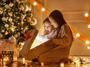 Dos niñas se sorprenden por un regalo de Navidad Dos niñas se sorprenden por un regalo de Navidad