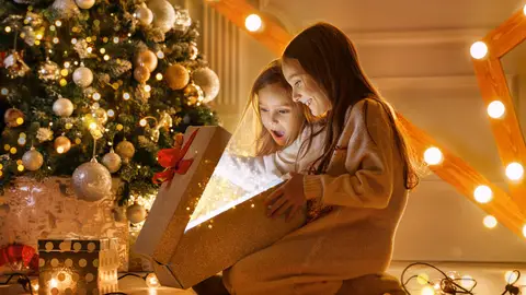Dos niñas se sorprenden por un regalo de Navidad Dos niñas se sorprenden por un regalo de Navidad