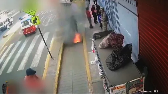Una mujer salva milagrosamente su vida tras caer a un agujero de la calle que se había provocado por un cortocircuito Una mujer salva milagrosamente su vida tras caer a un agujero de la calle que se había provocado por un cortocircuito