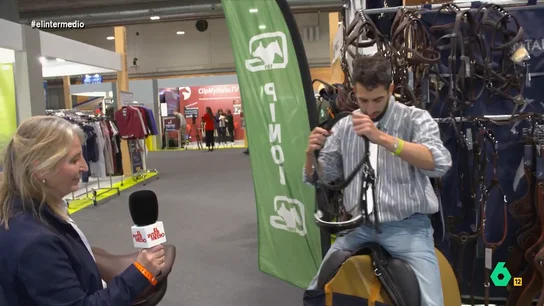 La paciencia de la vendedora de una tienda de hípica con Isma Juárez: "No te pongas eso, es para el caballo" El reportero ha visitado la tienda de Lola en la Madrid Horse Week donde se ha probado una corbata que usan habitualmente los jinetes. Además, también ha descubierto cuáles son los productos más baratos y más caros del establecimiento.