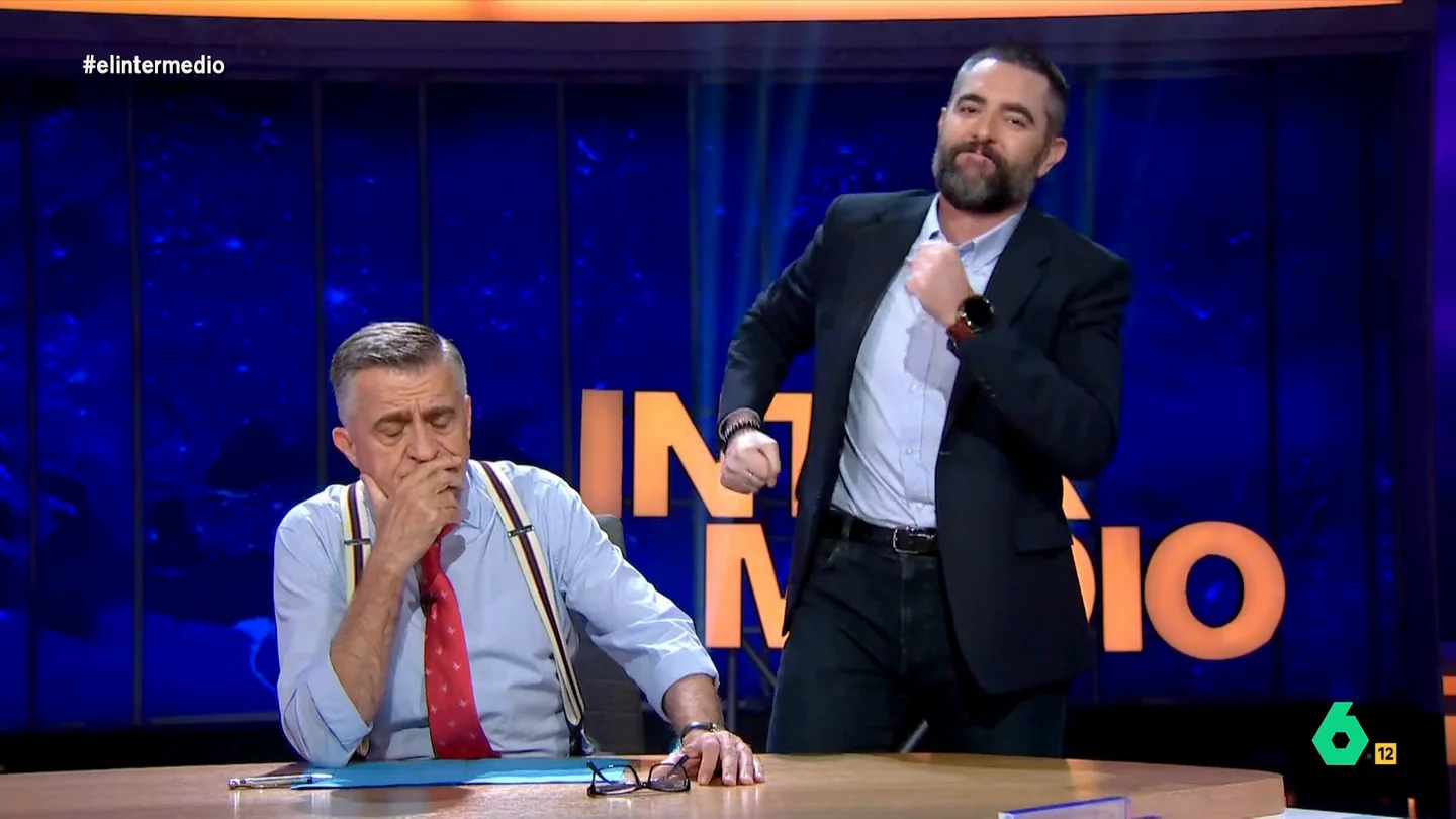 La 'advertencia' de Dani Mateo a Óscar López a ritmo de 'Y.M.C.A.': "No le pidas consejo a Lobato" El colaborador apuesta por la música disco para celebrar la candidatura de Óscar López para liderar al PSOE de Madrid. "López, a lidiar con Ayuso, Óscar López", afirma en su canción.