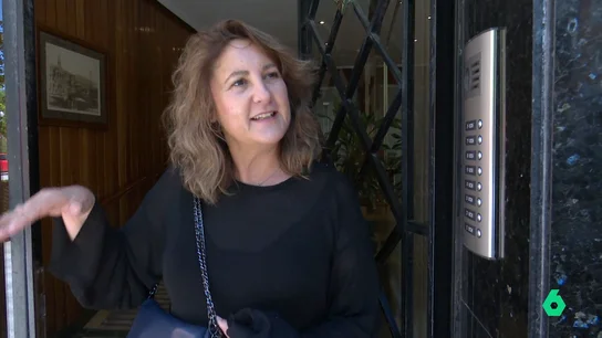 Una vecina de Pablo de Rojas, sobre el falso obispo: "Te lo encontrabas en la escalera y te bendecía sin mediar palabra" Equipo de Investigación entrevista al fotógrafo que tomó las imágenes de la casa de Pablo de Rojas, así como a una de sus vecinas, que en este vídeo asegura que el falso obispo era una persona de "saludar a unos vecinos sí y a otros no".