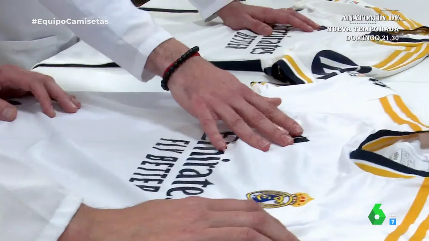La conclusión de un laboratorio textil tras analizar una camiseta de fútbol oficial y una falsificada: así quedan tras 10 lavados Equipo de Investigación lleva hasta un laboratorio textil de Elche una camiseta oficial y otra falsificada. En este vídeo, los expertos explican las diferencias entre una y otra y desvelan que la imitación contiene "sustancias peligrosas".