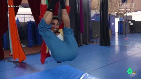 Así ha sido la primera experiencia de Isma Juárez con el trapecio: "La gente aquí hace arte y yo parece que estoy ahorcado" El reportero, ayudado por la profesora Zenaida Alcalde, se ha animado a probar ese ejercicio circense. No te pierdas el resultado en el vídeo principal.