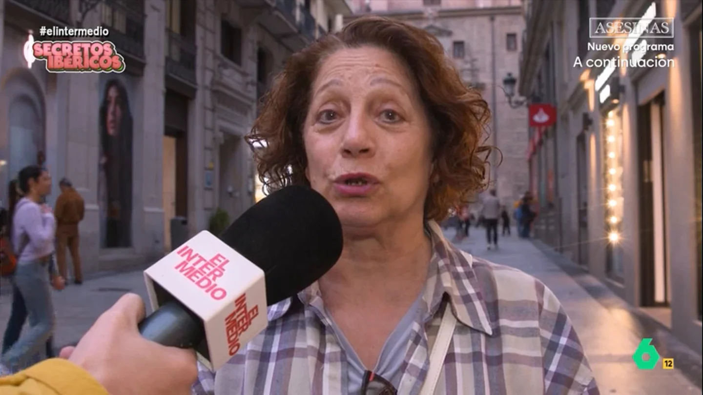 El mensaje de una mujer a su familia para las cenas de Navidad: "No protestéis, los niños no se quejan y vosotros tampoco" El Intermedio pregunta a los españoles cómo viven sus cenas de Navidad en familia. En este vídeo, una mujer asegura que está cansada de cocinar y se lo deja claro a su familia: "El día que os toque venir a casa conformaros con lo que hay".