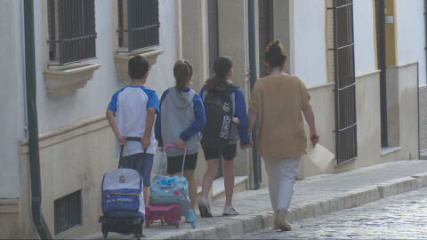 Ni&ntilde;os con sus mochilas