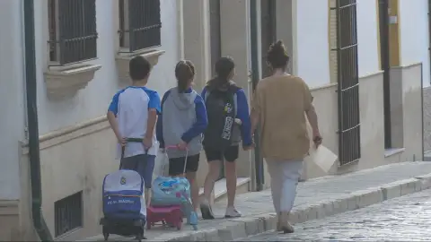 Niños con sus mochilas Niños con sus mochilas