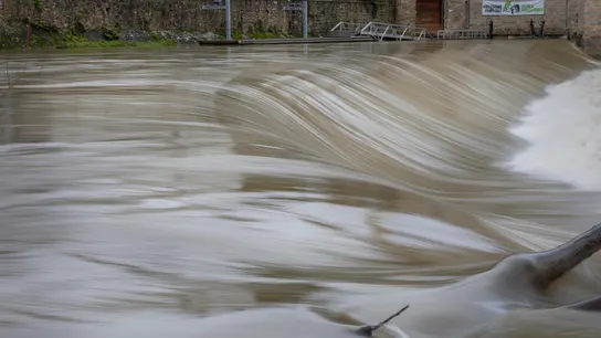 Imagen de archivo del aumento del caudal del río Arga a su paso por Pamplona Imagen de archivo del aumento del caudal del río Arga a su paso por Pamplona