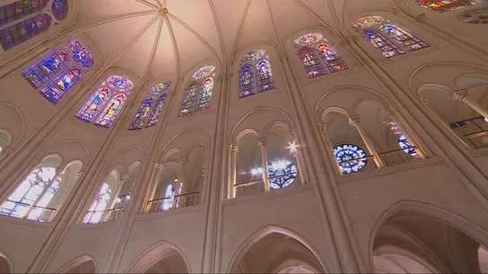 Vidrieras en el interior de una catedral Vidrieras en el interior de una catedral