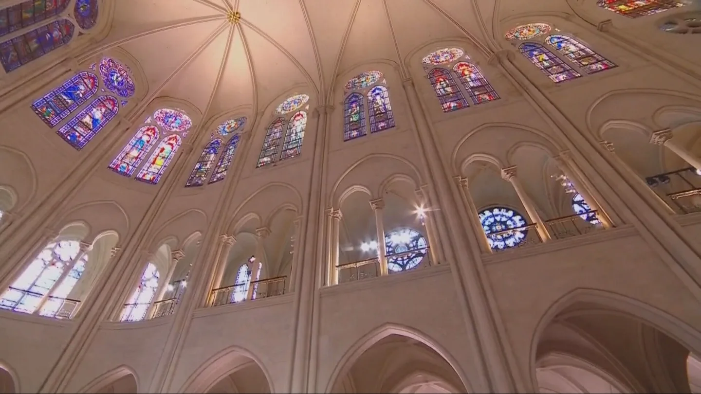 Vidrieras en el interior de una catedral Vidrieras en el interior de una catedral