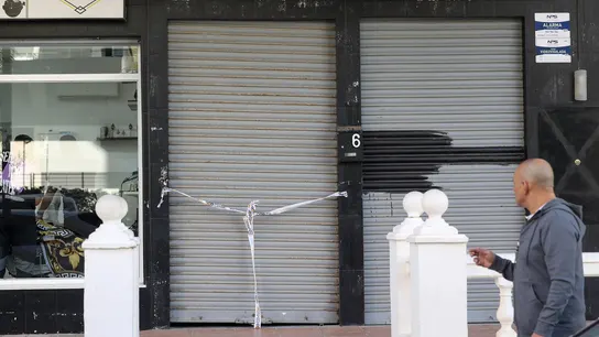 Local precintado por la Policía en una calle de Fuengirola Local precintado por la Policía en una calle de Fuengirola