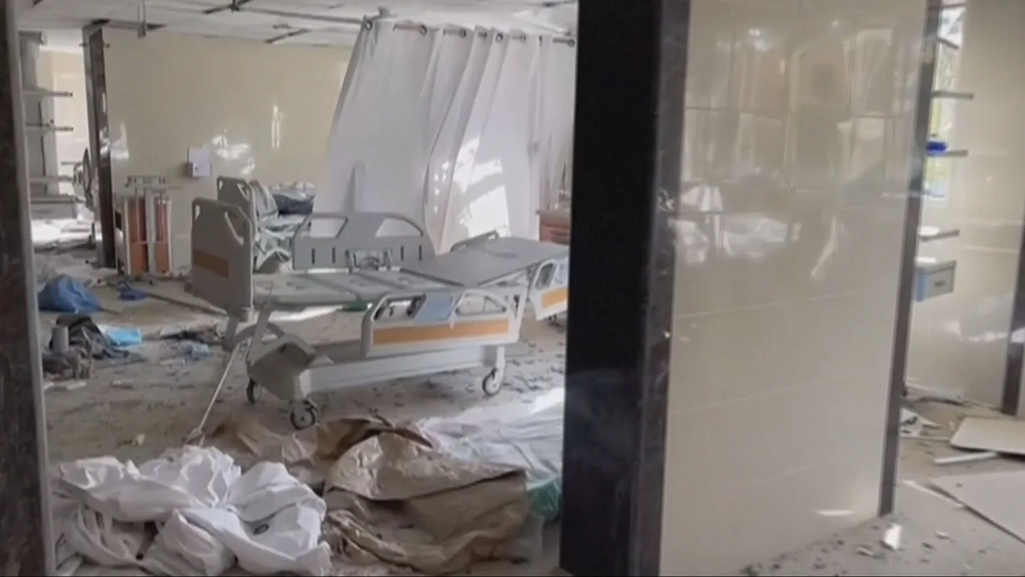 Un hospital en Gaza, tras ser bombardeado por Israel Un hospital en Gaza, tras ser bombardeado por Israel
