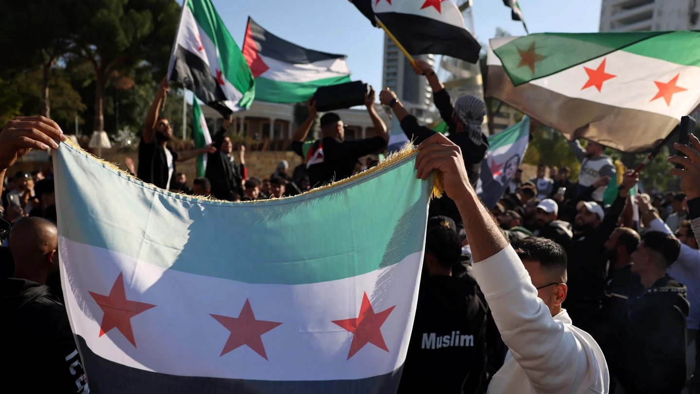 Sirios muestran la bandera del país contraria a la dictadura Sirios muestran la bandera del país contraria a la dictadura