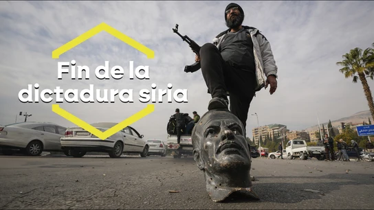 Un rebelde posa el pie sobre la cabeza de la estatua de Al-Assad Un rebelde posa el pie sobre la cabeza de la estatua de Al-Assad