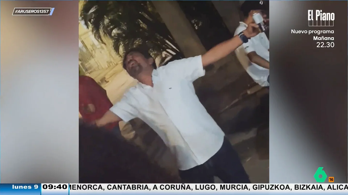 El surrealista viral del padre que va a recoger a su hija a la fiesta y se acaba quedando El surrealista viral del padre que va a recoger a su hija a la fiesta y se acaba quedando
