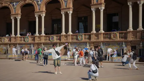 Turistas en la Plaza de España de Sevilla Turistas en la Plaza de España de Sevilla