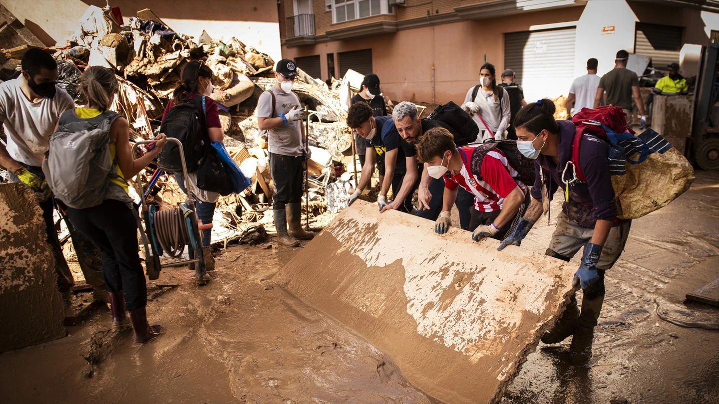 Voluntarios limpiando el barro tras la DANA Voluntarios limpiando el barro tras la DANA