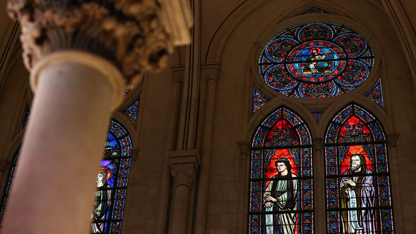 Interior de la restaurada catedral de Notre Dame en París, Francia. Interior de la restaurada catedral de Notre Dame en París, Francia.