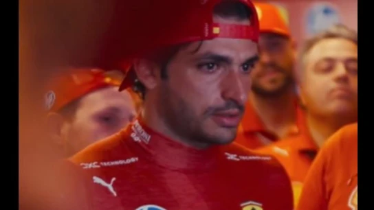 Carlos Sainz llorando en su último día en Ferrari Carlos Sainz llorando en su último día en Ferrari