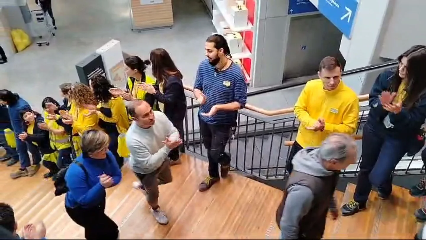 Reapertura del Ikea de Alfafar después de la DANA Clientes y trabajadores se aplauden entre ellos en el momento de la reapertura del Ikea de Alfafar