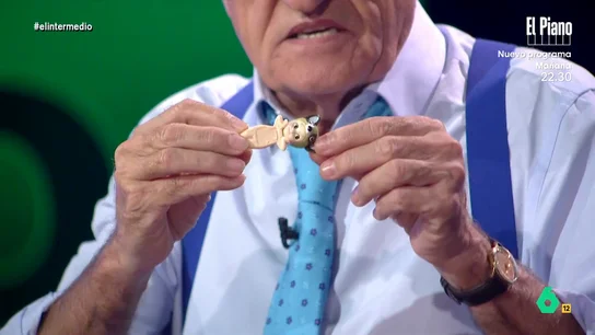 Wyoming hace su primer 'unboxing' de un Sonny Angel: "Dani Mateo, me siento tan idiota como tú" El colaborador regala al presentador de El Intermedio una bolsita que contiene uno de estos angelitos que han logrado conquista hasta al ministro de Transportes, Óscar Puente.