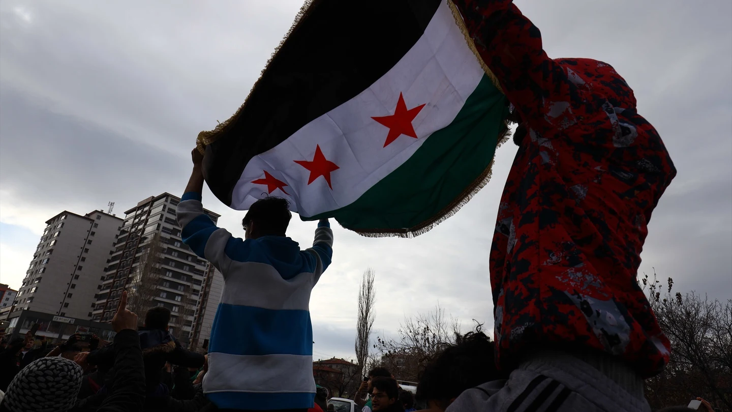 Sirios refugiados en Turquía celebran la caída del régimen de Bashar al Assad en la ciudad turca de Ankara Sirios refugiados en Turquía celebran la caída del régimen de Bashar al Assad en la ciudad turca de Ankara
