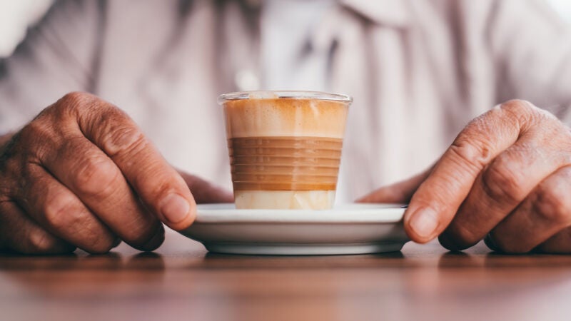 El vínculo entre tu forma de tomar café y una vida más (o menos) larga