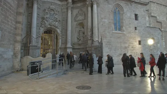 Asistentes a la misa por las víctimas de la DANA acceden a la Catedral de Valencia Asistentes a la misa por las víctimas de la DANA acceden a la Catedral de Valencia