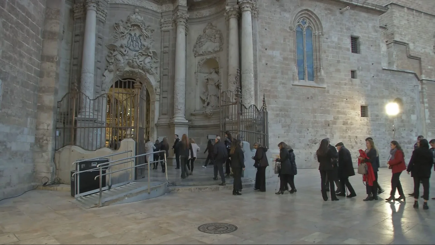 Asistentes a la misa por las víctimas de la DANA acceden a la Catedral de Valencia Asistentes a la misa por las víctimas de la DANA acceden a la Catedral de Valencia