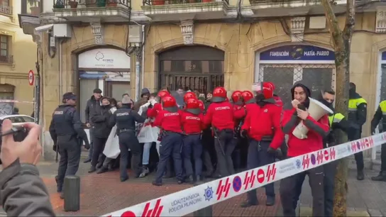 La Ertzaintza desahucia a una familia vulnerable Carga de la policía vasca contra manifestantes