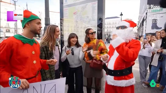 David Bisbal se viste de Papá Noel y sorprende a los transeúntes del centro de Madrid junto a TheGrefg El cantante se ha convertido en el popular personaje navideño para cantar a las personas que encontraban por el centro de la capital. No te pierdas las reacciones de la gente al descubrir quién estaba bajo la barba blanca.
