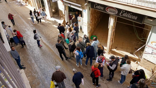 Cola en una administración de Lotería en Paiporta, a 2 de diciembre de 2024, en Paiporta, Valencia, Comunidad Valenciana (España). Cola en una administración de Lotería en Paiporta, a 2 de diciembre de 2024, en Paiporta, Valencia, Comunidad Valenciana (España).