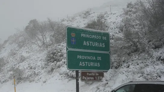 Puerto de Pajares, Asturias, en pleno temporal de nieve.  Puerto de Pajares, Asturias, en pleno temporal de nieve.