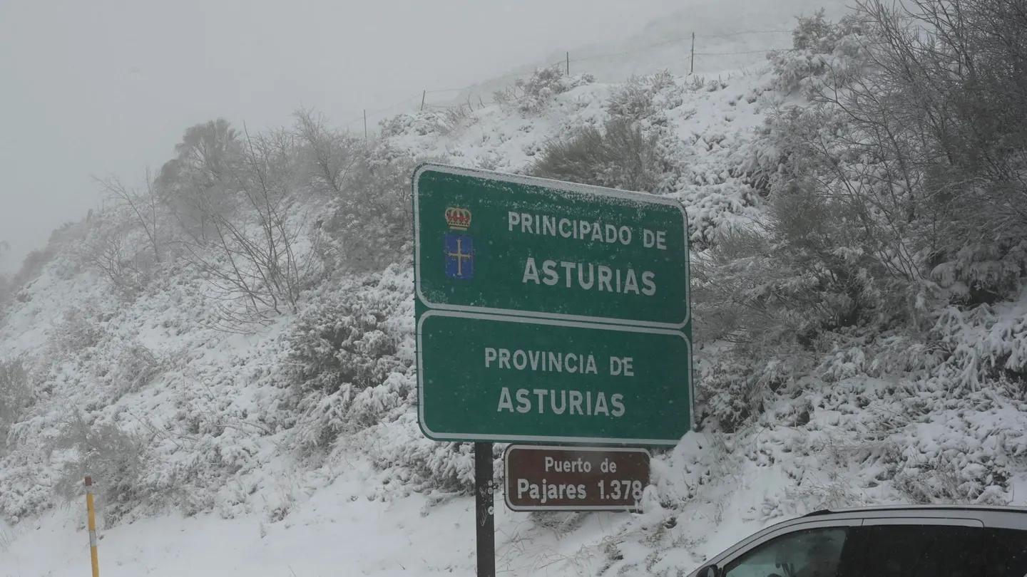 Puerto de Pajares, Asturias, en pleno temporal de nieve. Puerto de Pajares, Asturias, en pleno temporal de nieve.