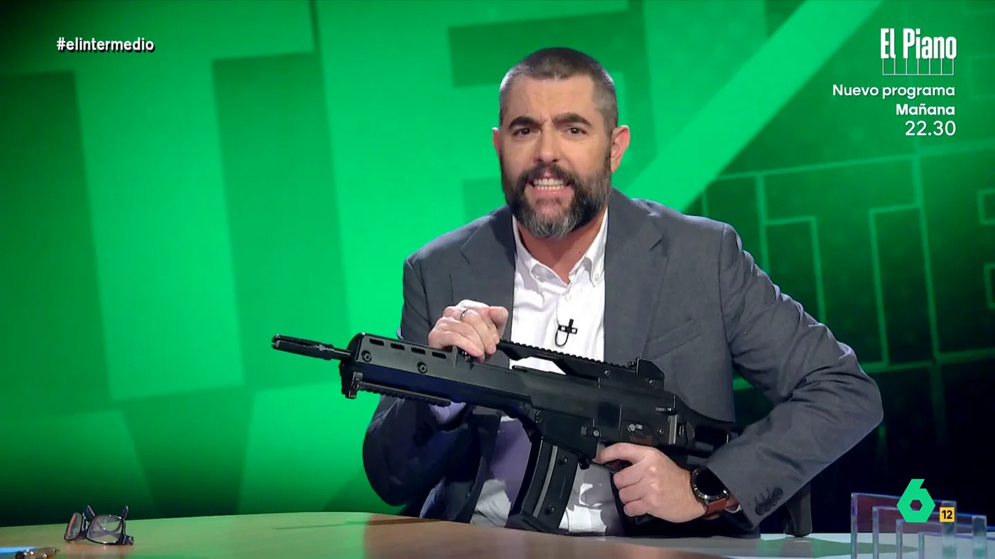 Dani Mateo, al ver a Aldama aprender a disparar con la Guardia Civil: "Solo espero que le dejaran elegir peluche" "Aldama es prácticamente un agente con licencia para matar, ya solo falta que le den otra licencia: la de armas", comenta Dani Mateo tras ver en este vídeo cómo Víctor de Aldama aprende a disparar con la Guardia Civil.
