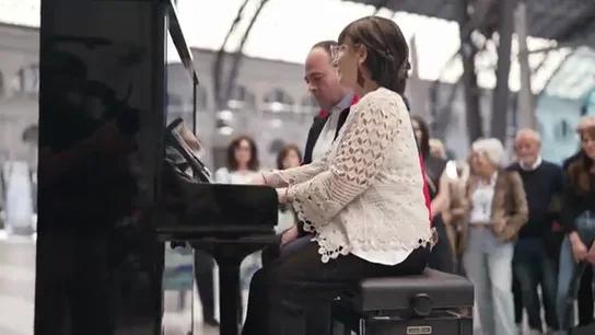 Rosa María y Josep, dos amigos a quienes el piano les unió tocan su particular versión de la película de 'Grease'  Rosa María y Josep, dos amigos a quienes el piano les unió tocan su particular versión de la película de 'Grease'