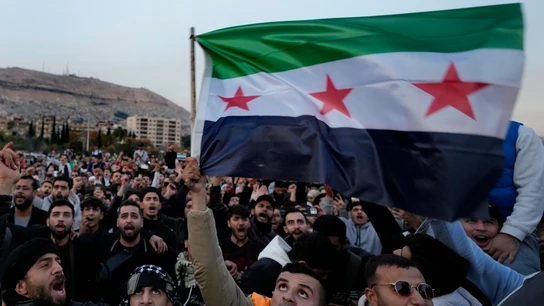 Los ciudadanos sirios ondean la bandera revolucionaria y gritan consignas en Damasco, Siria. Los ciudadanos sirios ondean la bandera revolucionaria y gritan consignas en Damasco, Siria.