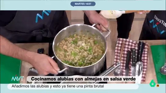 Iñaki López y Cristina Pardo aprenden a cocinar con el chef Maldonado unas brutales alubias con almejas en salsa verde En sus clases de cocina con el chef estrella Michelin Carlos Maldonado, Iñaki López y Cristina Pardo preparan un plato de cuchara imbatible: alubias con almejas en salsa verde. La receta y los consejos del chef, en este vídeo.