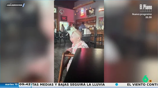 La cara de felicidad de un bebé al escuchar por primera vez en su vida a su padre en un concierto La cara de felicidad de un bebé al escuchar por primera vez en su vida a su padre en un concierto